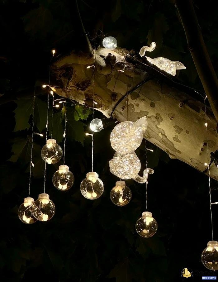 Đèn trang trí ngoài trời mang lại vẻ đẹp tự nhiên cho sân nhà.