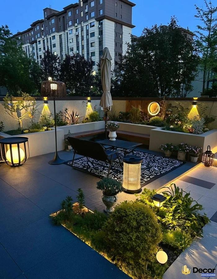 Đèn trang trí ngoài trời tô điểm khu vui chơi trẻ nhỏ.