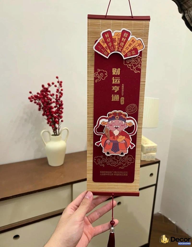 Mành tre trang trí giúp ánh sáng vào phòng dịu hơn.