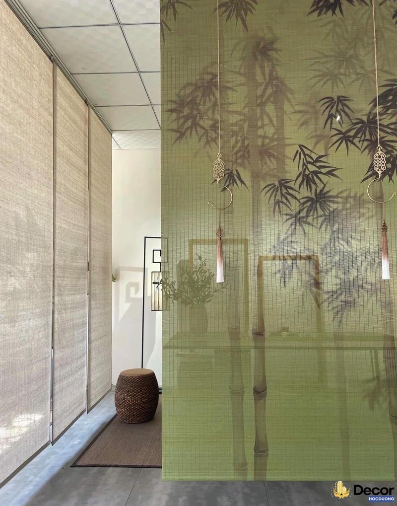 Mành tre trang trí khiến không gian trở nên thoáng mát.