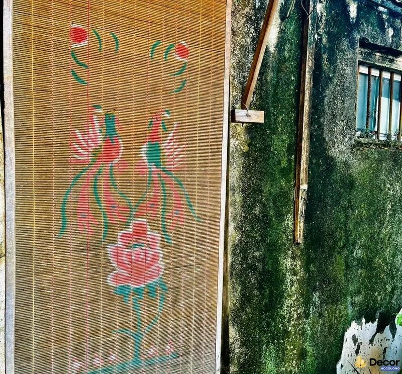 Mành tre trang trí làm dịu ánh sáng trong phòng.