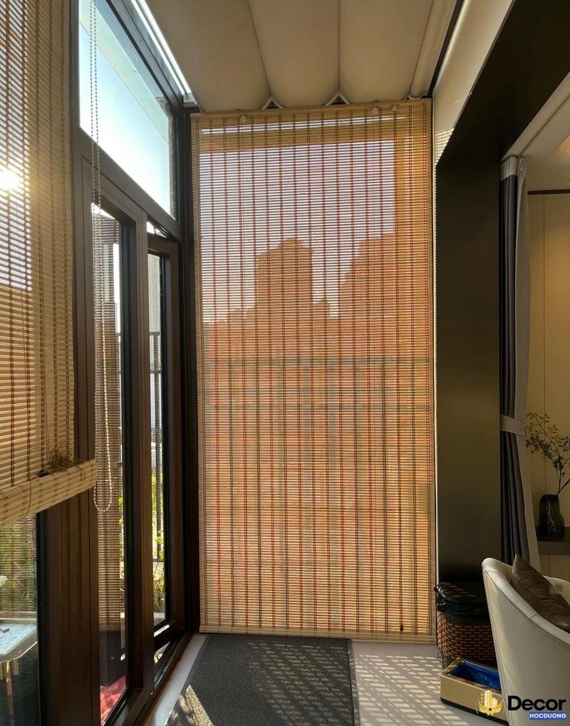 Mành tre trang trí tạo điểm nhấn nhẹ nhàng.