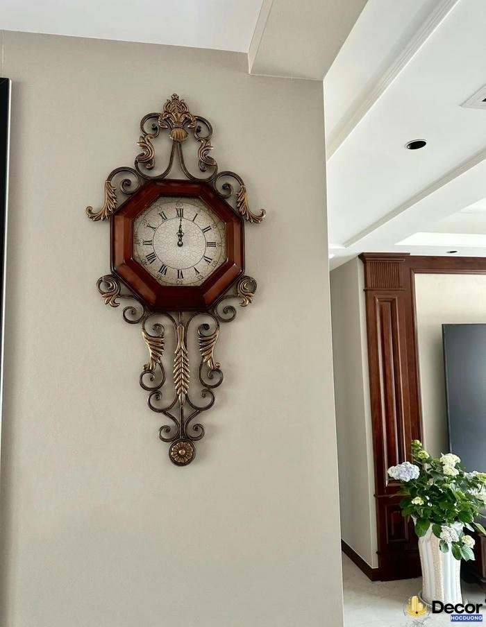 Trang trí đồng hồ treo tường cổ kính