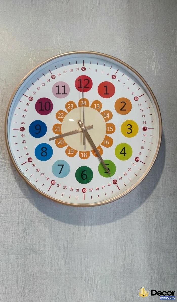 Trang trí đồng hồ treo tường màu sắc