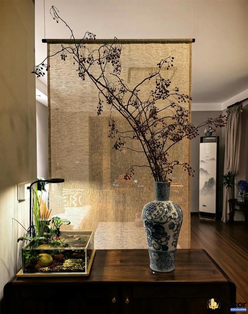 Trang trí mành tre giúp không gian thêm nghệ thuật.