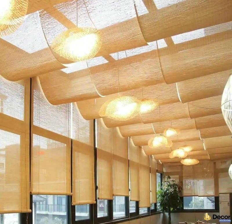 Trang trí mành tre giúp phòng khách thêm tinh tế.