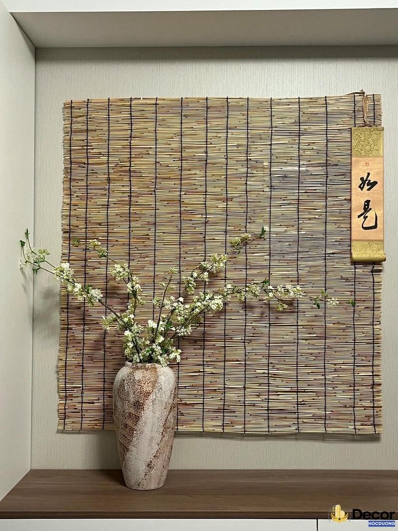 Trang trí mành tre giúp phòng làm việc thêm thư thái.