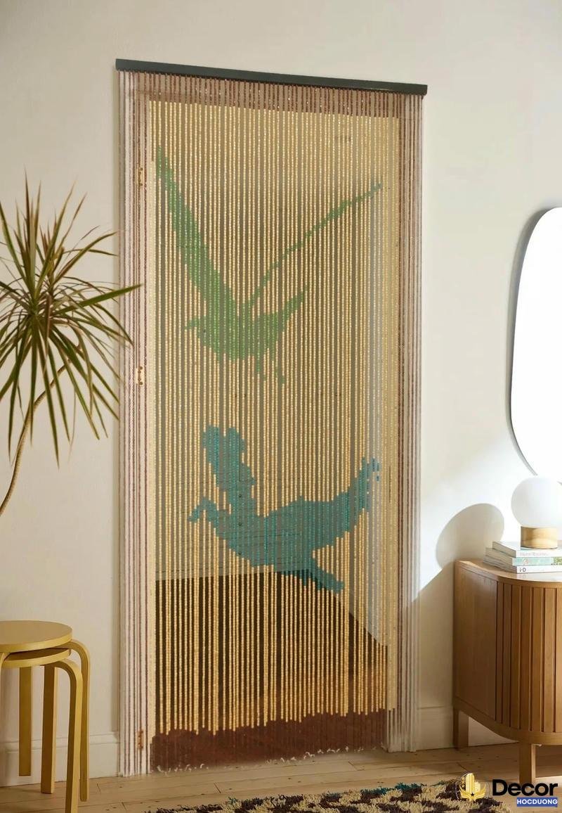 Trang trí mành tre tạo nét mộc mạc cho không gian.