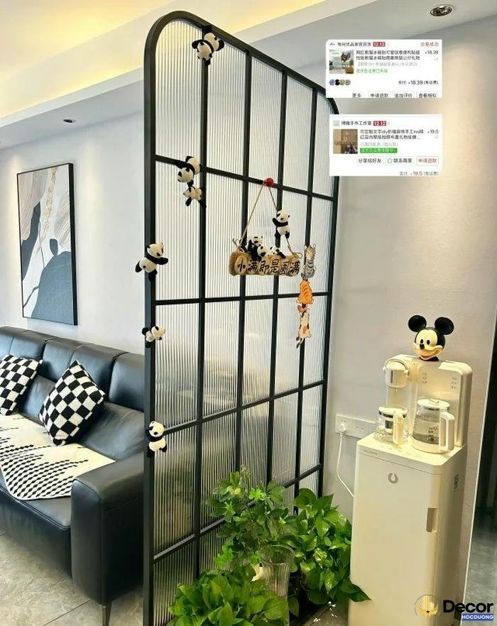 Vach ngan trang tri phong khach giup giau bot nhung diem thieu thm my.