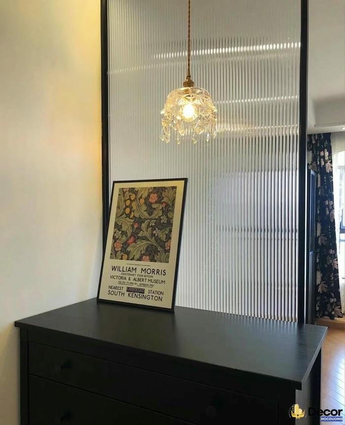 Vach ngan trang tri phong khach giup khu sinh hoat rieng biet hon.