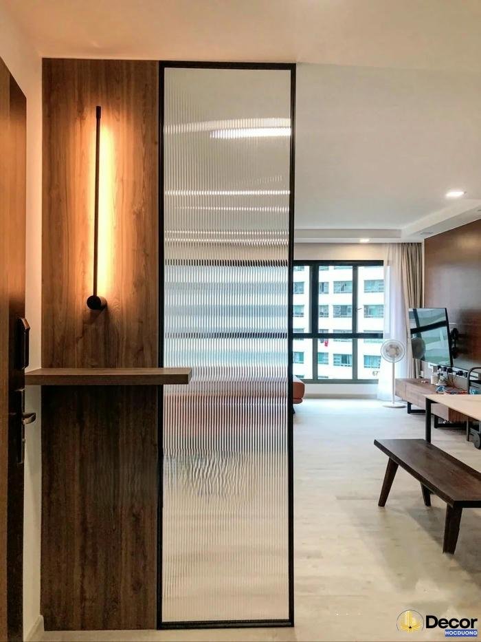 Vach ngan trang tri phong khach giup mo rong cam quan khong gian.