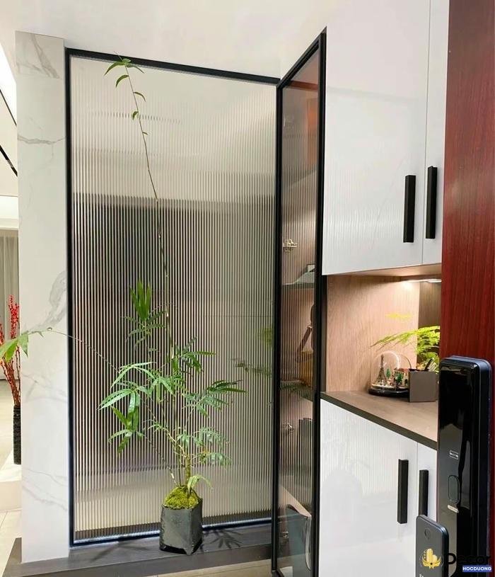 Vach ngan trang tri phong khach ho tro dieu hoa anh sang.