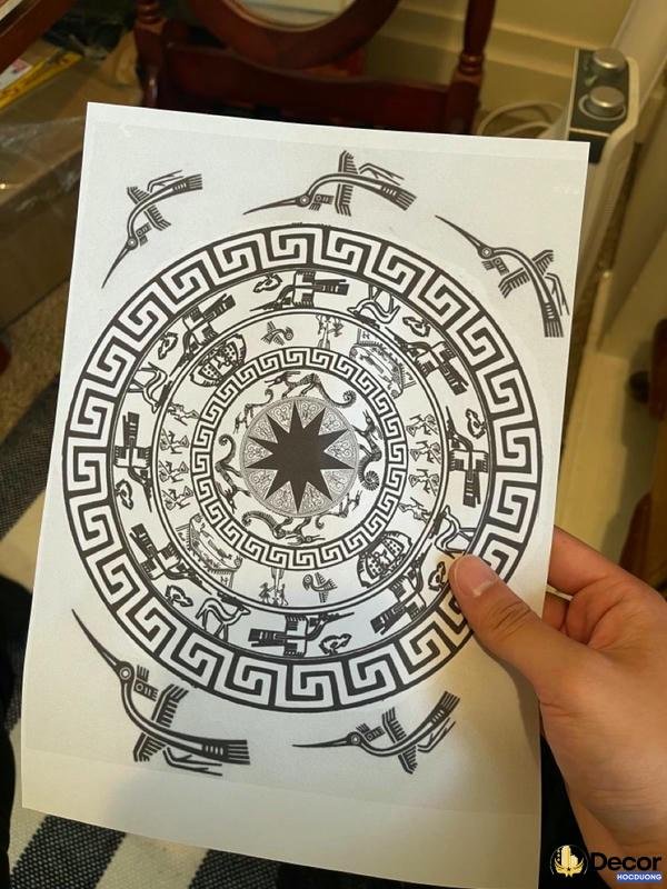 anh thảm trang trí với họa tiết trống đồng