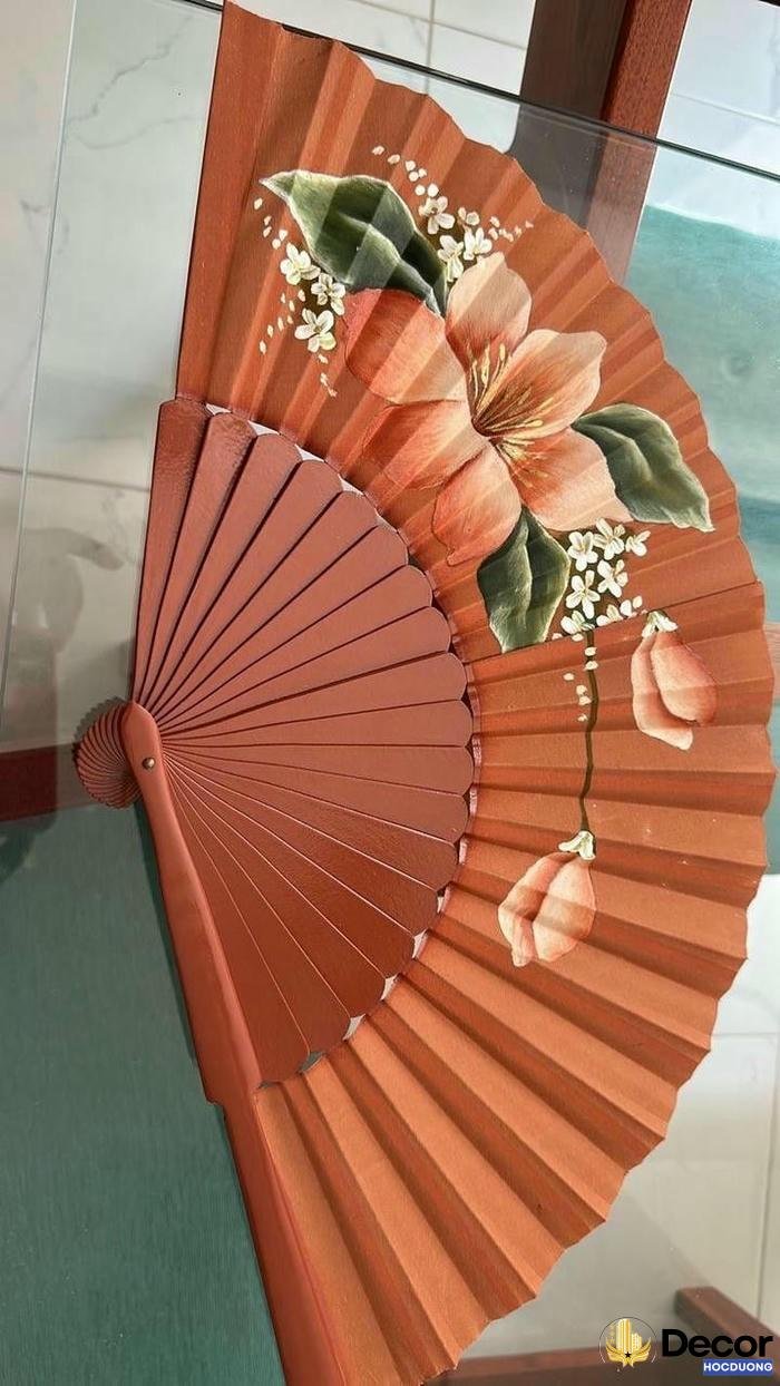 ảnh trang trí quạt màu nâu