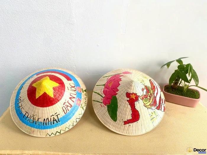 hình trang trí nón lá vẽ cờ