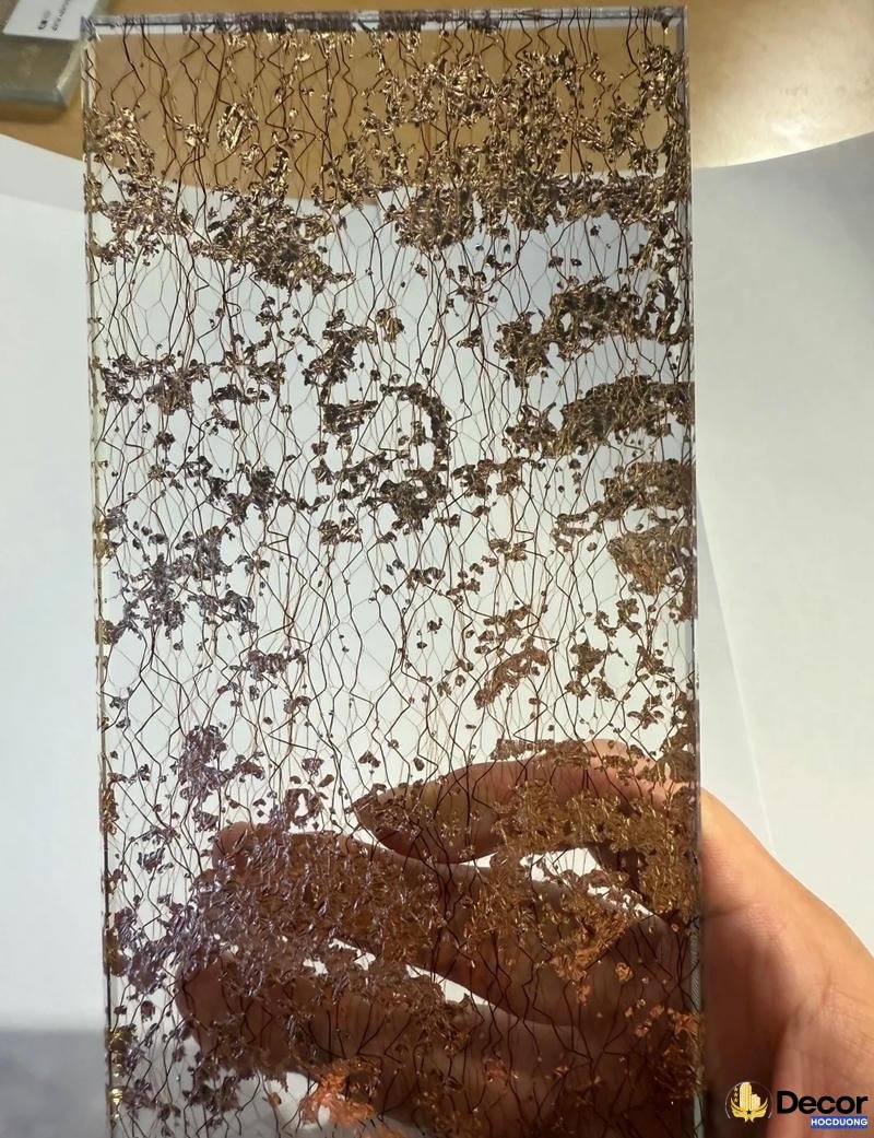 kính thủy trang trí bám bụi