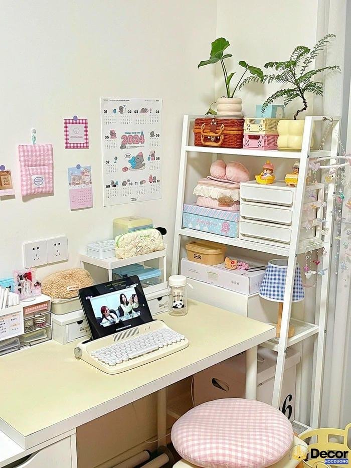 trang trí bàn học tiết kiệm