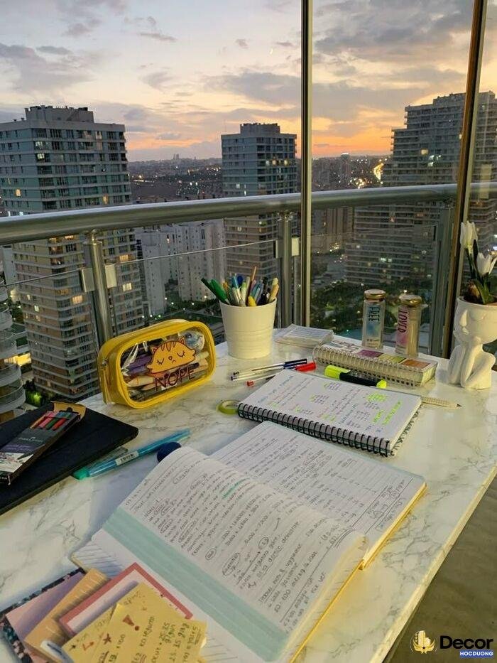 trang trí bàn làm việc chill nhất