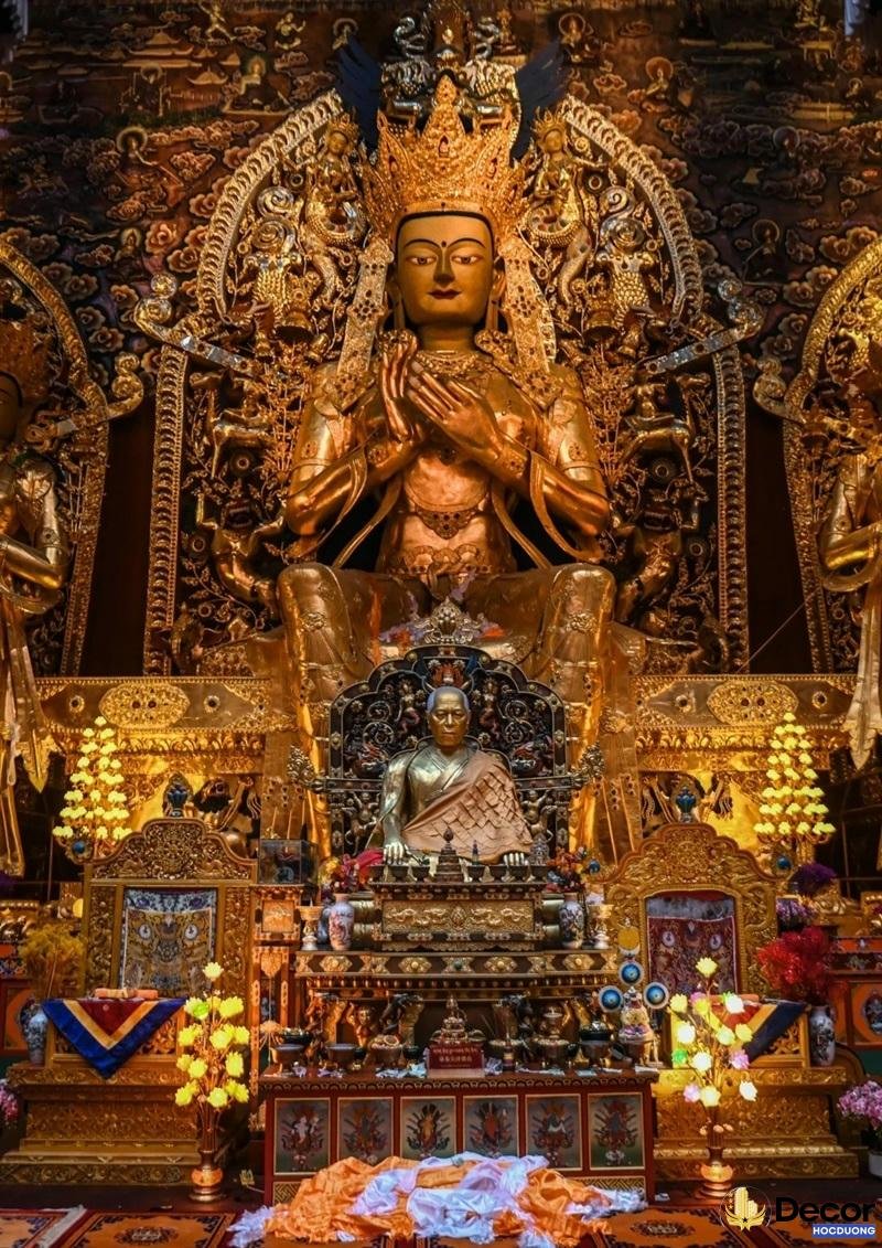 trang trí bàn thờ của chùa