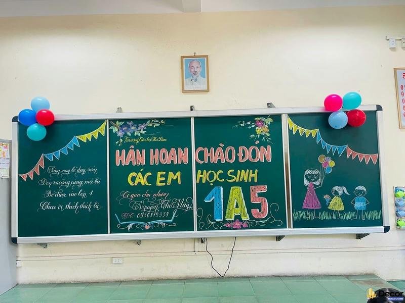 trang trí bảng chào mừng năm học mới có bóng bay