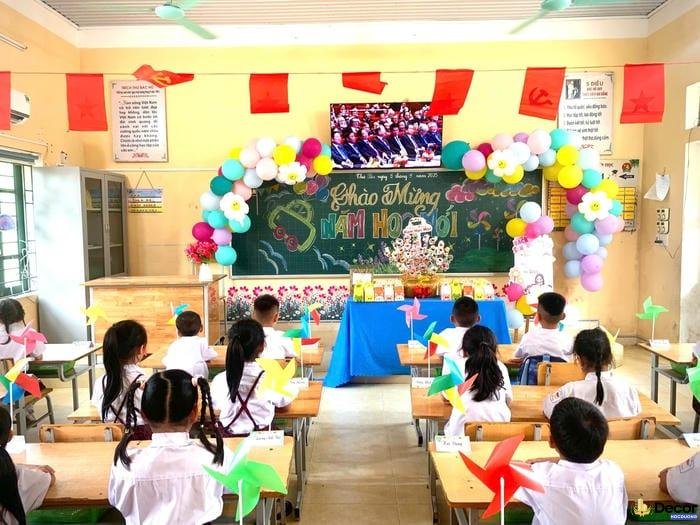 trang trí bảng lễ khai giảng bằng phấn