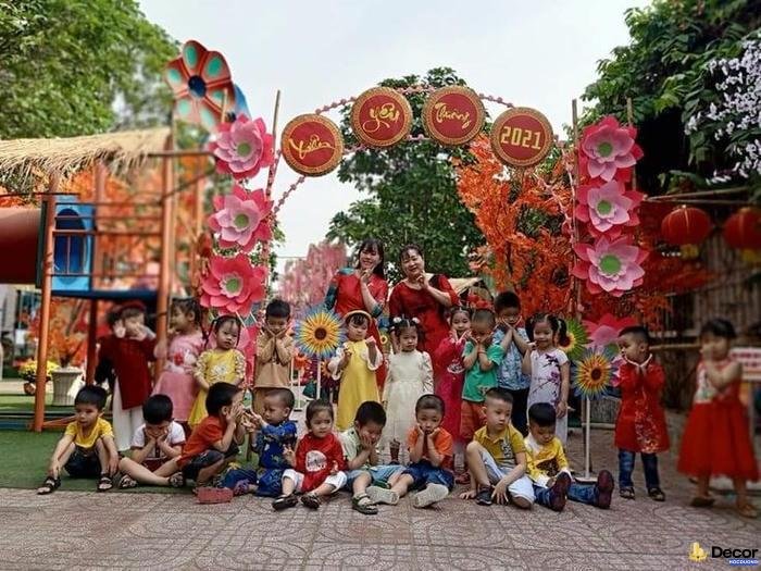trang trí cổng tết bằng câu đối đỏ