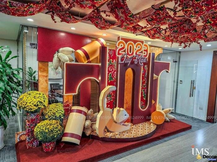 trang trí cổng tết bằng hoa mai