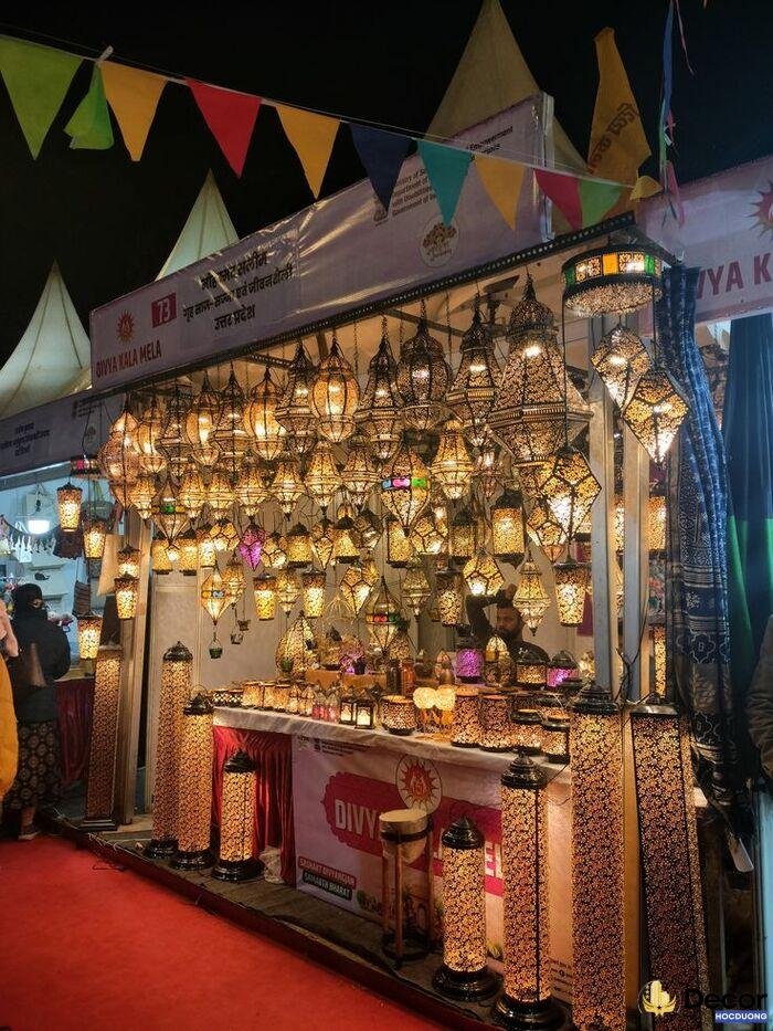 trang trí gian hàng tết buổi tối