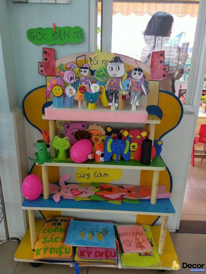 trang trí góc thư viện sặc sỡ