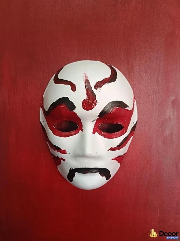 trang trí mặt nạ đỏ đen