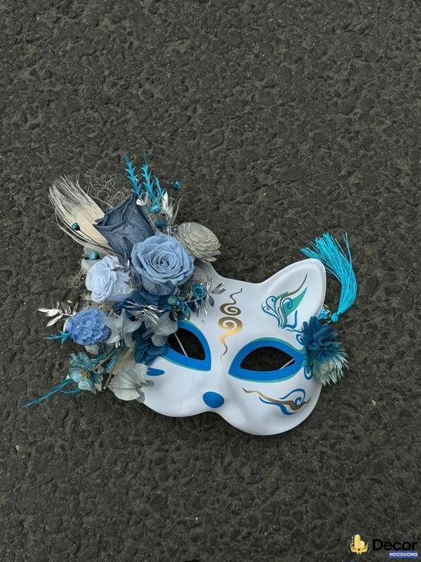 trang trí mặt nạ hồ ly xanh và hoa