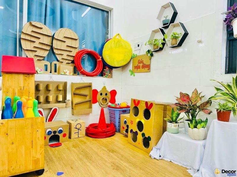 trang trí môi trường ngoài lớp học mầm non