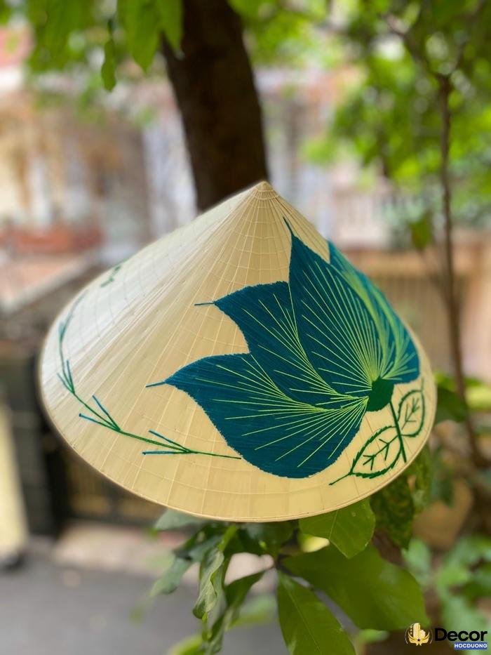 trang trí nón lá bằng màu vẽ