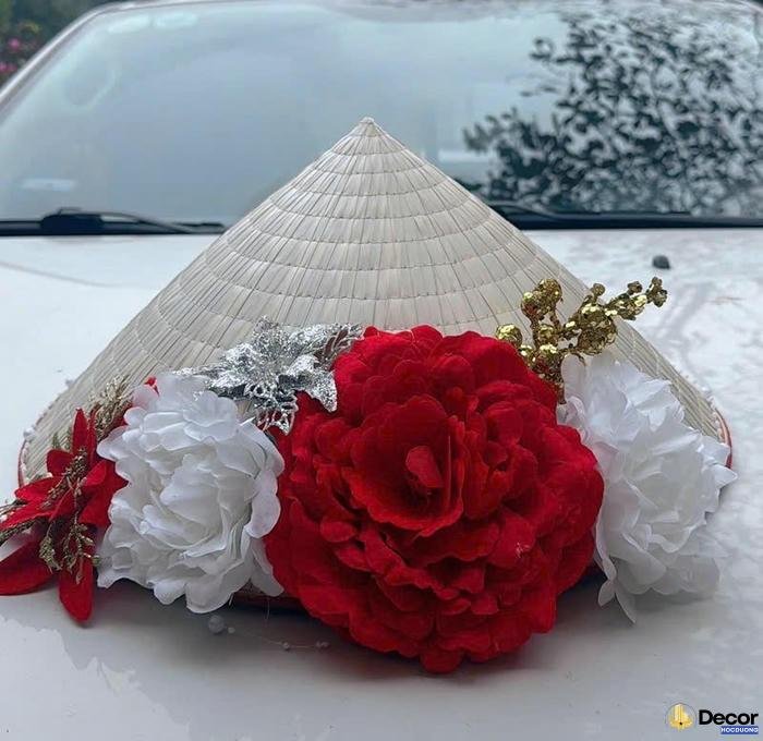 trang trí nón lá đính hoa mẫu đơn