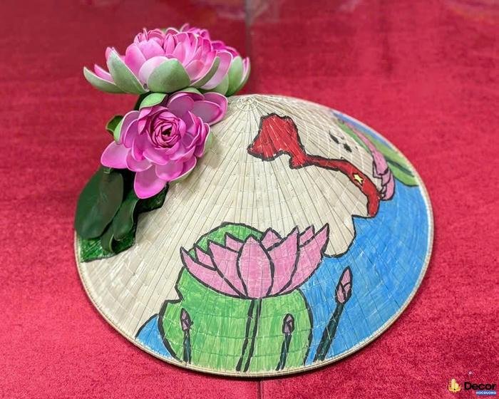 trang trí nón lá gắn hoa