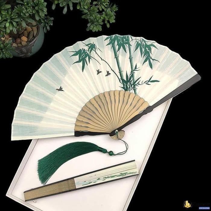 trang trí quạt bằng màu vẽ