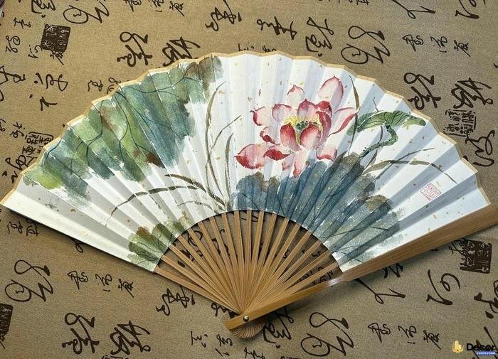 trang trí quạt giấy đầm sen