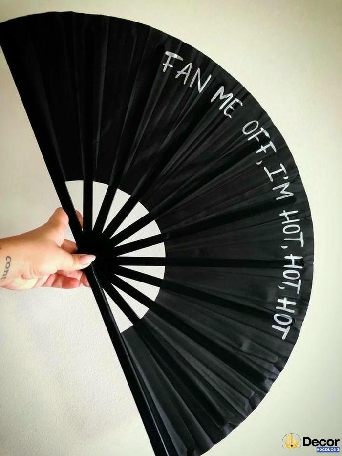 trang trí quạt màu đen