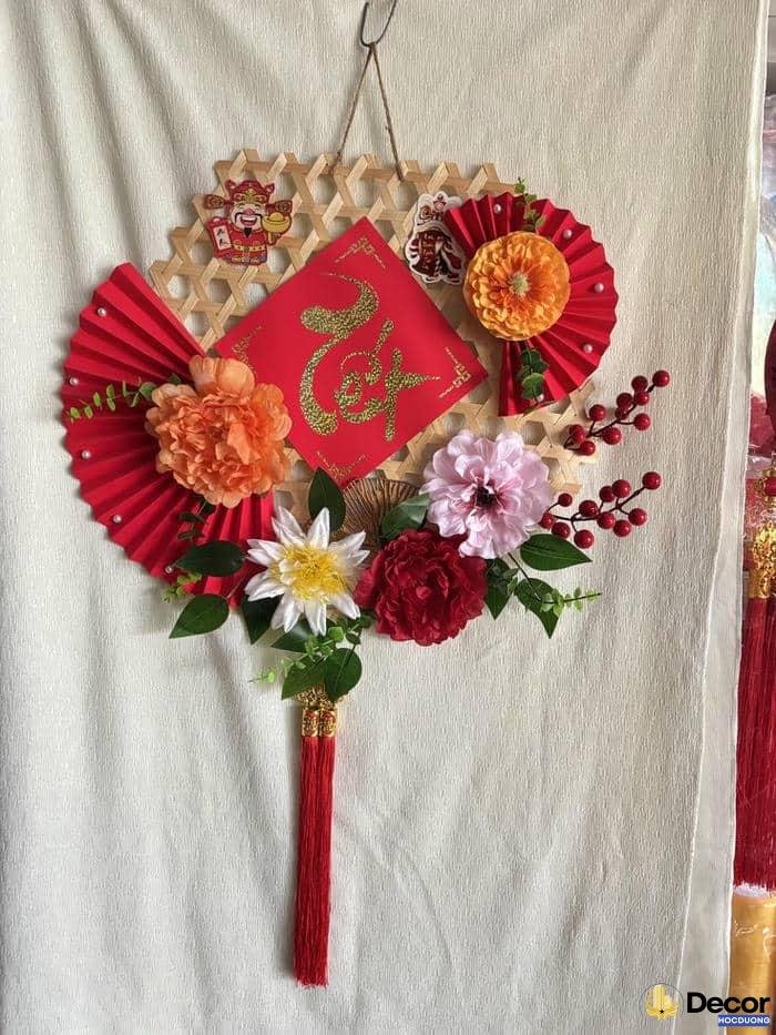 trang trí quạt tết bằng hoa đào
