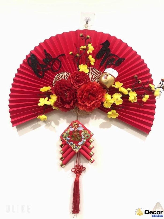 trang trí quạt tết bằng hoa mai