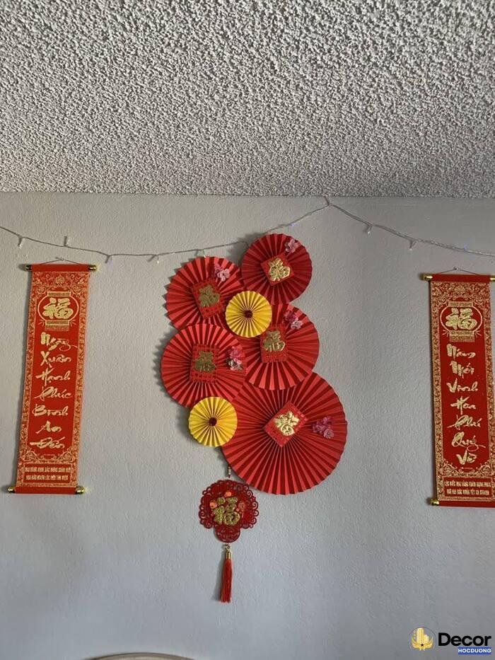 trang trí quạt tết màu đỏ