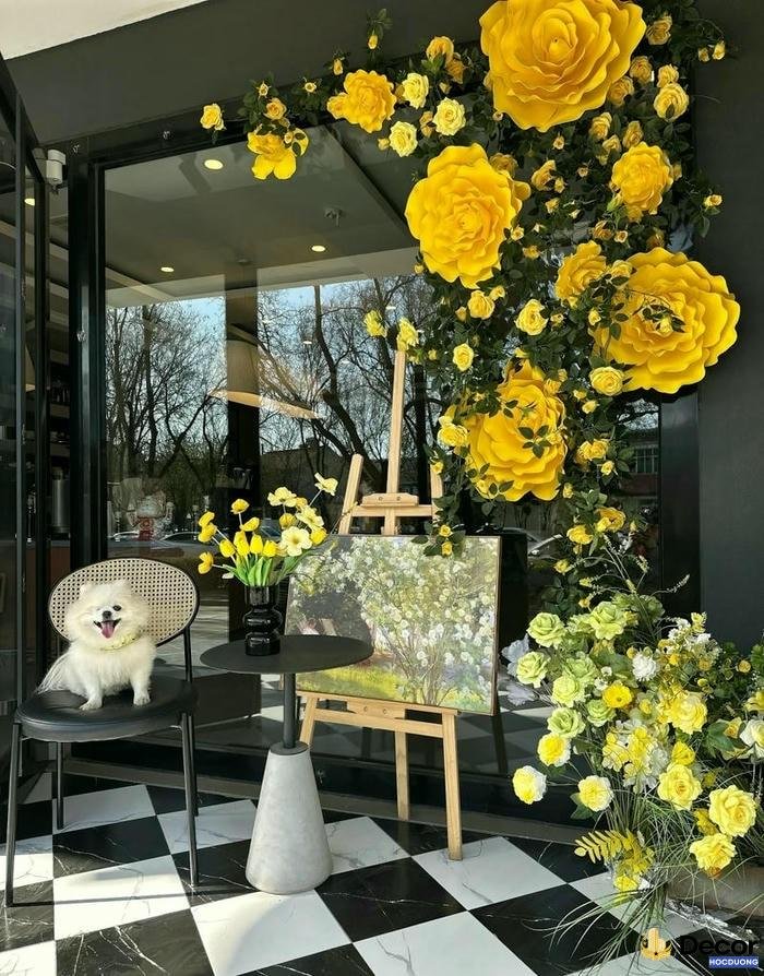 trang trí windows display hoa hồng vàng
