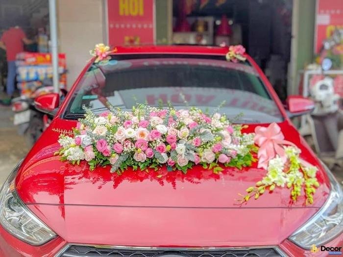 trang trí xe hoa màu đỏ