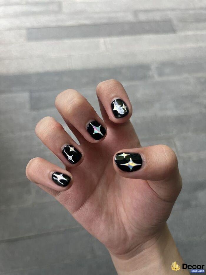 nail đen cá tính thời thượng