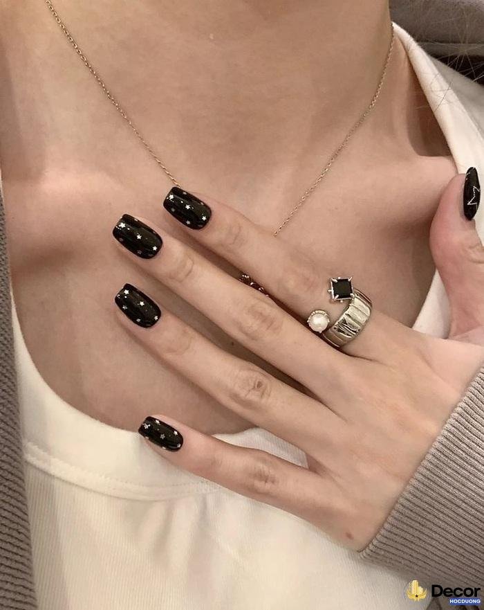 nail đen mỹ