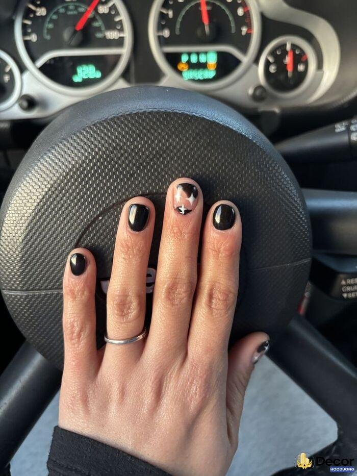 nail đen phong cách