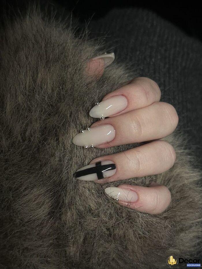 nail đen trắng chữ thập