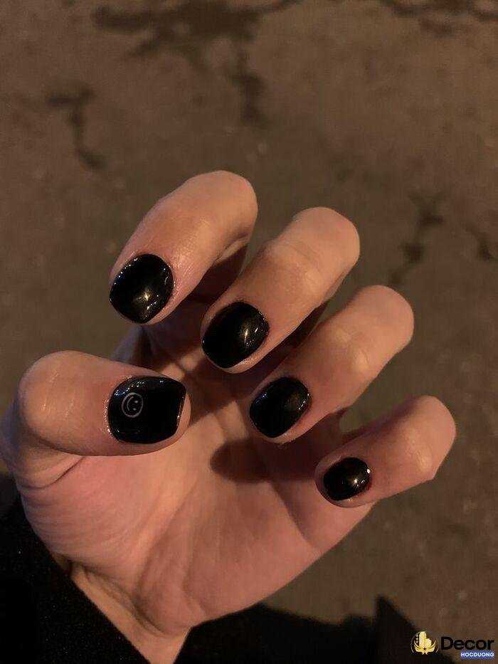 nail đen tuyền