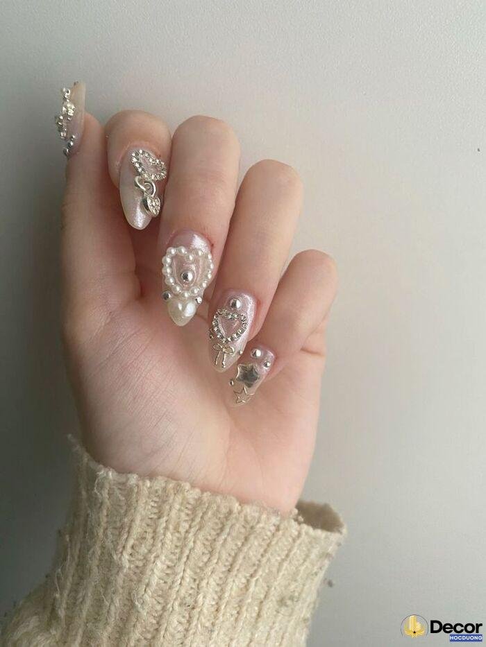 nail đính đá ấn tượng