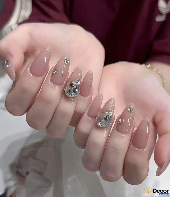 nail đính đá cá tính cao